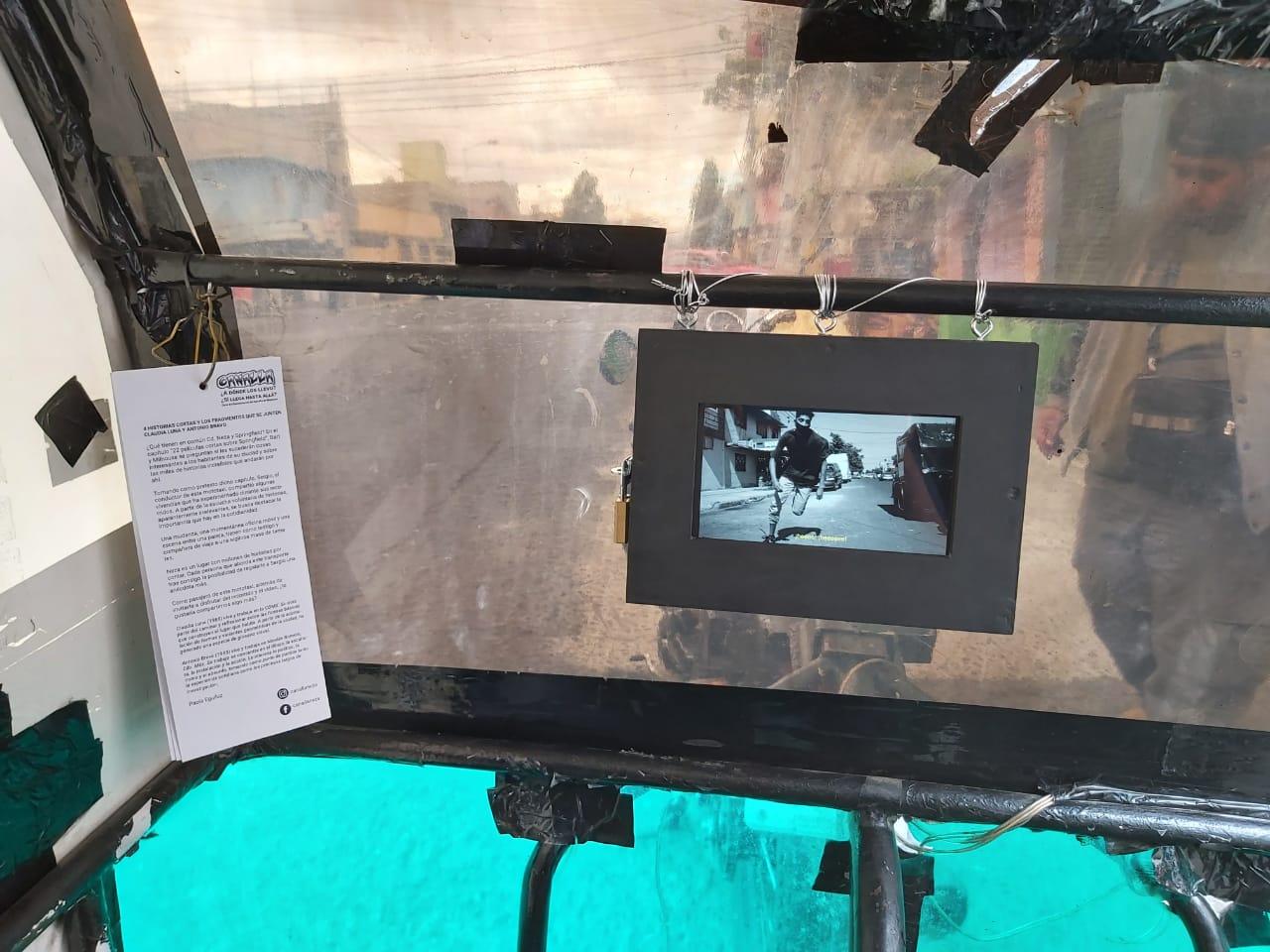 Mototaxi usado como galería móvil con obras dentro de la cabina
